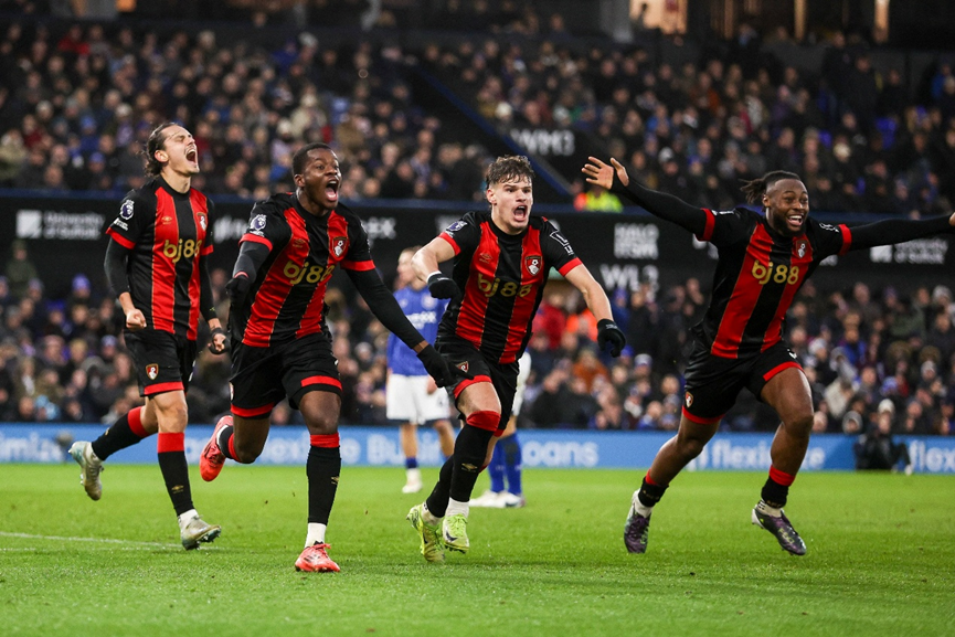 被曼联挖走, src 被曼联挖走, src